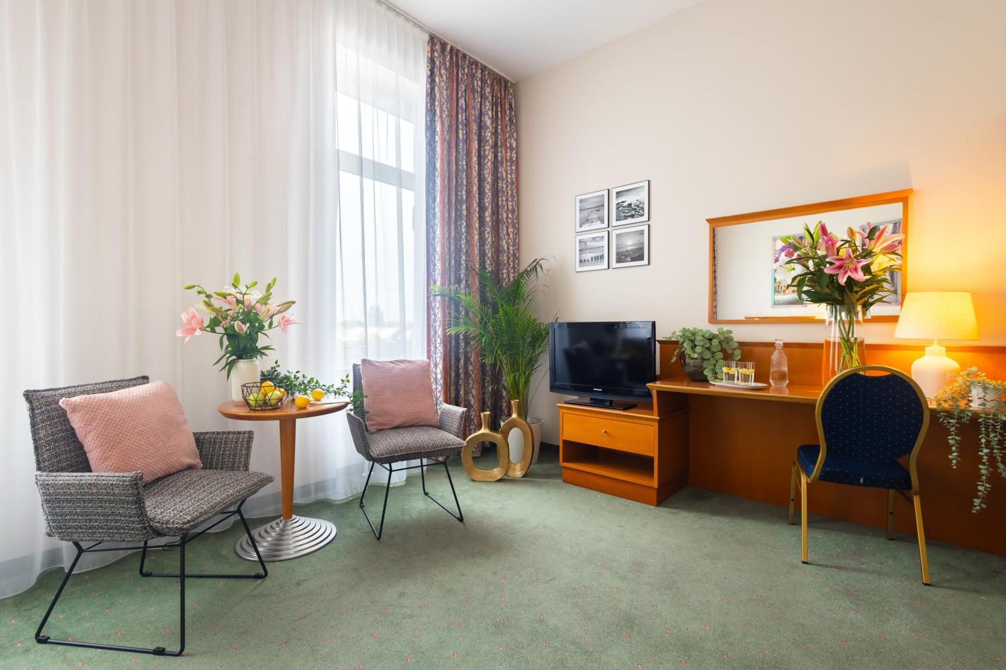 Hotel Sofia By The Railway Station فروتسواف المظهر الخارجي الصورة